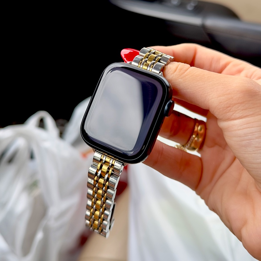 Apple Watch series 9 41mm GPS. Two bands and charger included!